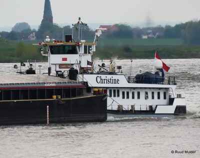 Christine opvarend op de Rijn bij Emmerik.