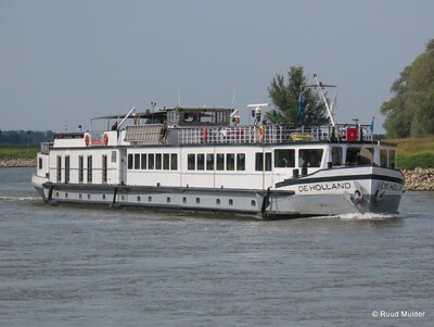 De Holland afvarend op de IJssel bij Bronckhorst.