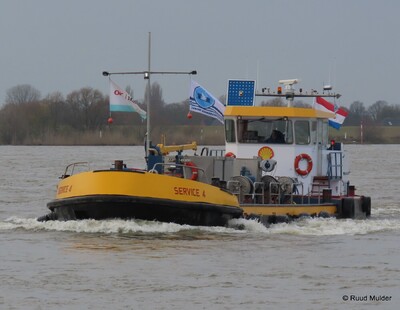 Service 4 opvarend op de Rijn bij Tolkamer.