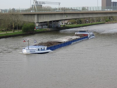 Marjon bij de Nesciobrug op het A'dam-Rijnkanaal te A'dam.