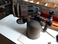 Deze brander werd gebruikt om de cylinders van de  dieselmotor van de Kazoo te verwarmen, zodat het starten kon beginnen.
