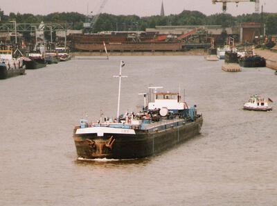 Elbe V in de haven van Dbg Ruhrort.