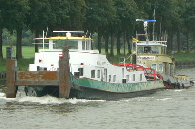 Vogel Gryf met de sleepboot Zeetijger Amsterdam-Rijnkanaal op weg naar sloperij Treffers in Haarlem.