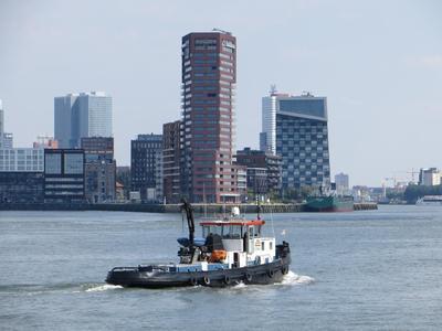 Ventura Nieuwe Maas Rotterdam ter hoogte van de Waalhaven.