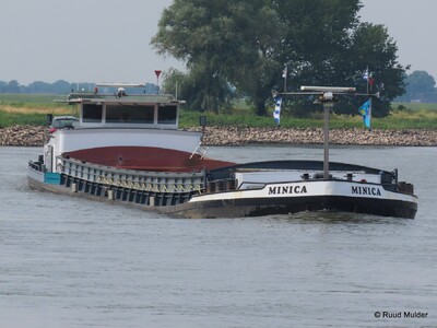 Minica afvarend op de IJssel bij Bronckhorst.