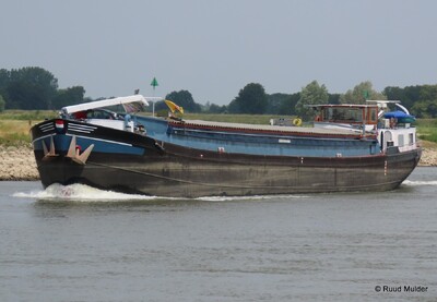 Avontuur opvarend op de IJssel bij Bronckhorst.