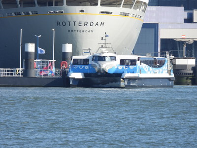 Liggende aan de halte Katendrecht in Rotterdam bij de SS Rotterdam.

