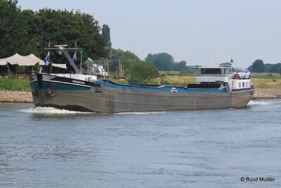 Progresso opvarend op de IJssel bij Bronckhorst.