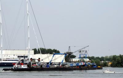 Walvis duwt de horizontaal gelegen Maraton 2 vanaf de Nieuwe Maas de Hollandsche IJssel in bij Krimpen aan den IJssel.