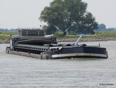 Shalona afvarend op de IJssel bij Bronckhorst.