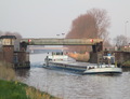 Undine IV passeert de hefbrug over het Van Starkenborghkanaal bij Noord-Zuidhorn.