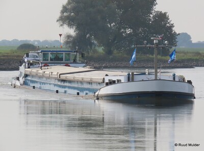 Undine IV afvarend op de IJssel bij Bronckhorst,