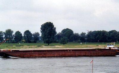 De EWT 282 met het mvs Fortress Düsseldorf.