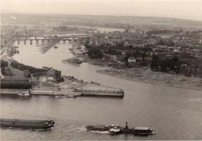 De Dunkerque met twee W. van Driel sleepschepen afvarend Koblenz.