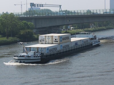 Aura op het A'dam-Rijnkanaal bij de Nesciobrug in Amsterdam.