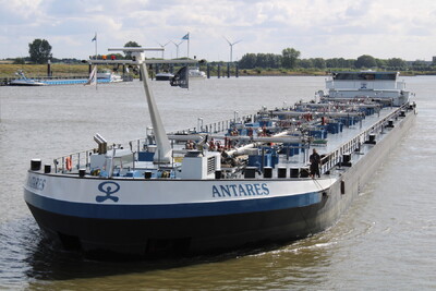 Antares op de Lek bij de Prinses-Beatrix-sluis in Nieuwegein.