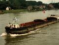 Hallburg opvarend bij Sliedrecht op de Nieuwe-Merwede.