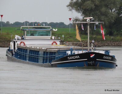 Isandra afvarend op de IJssel bij Bronckhorst.