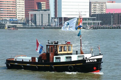 Jansu op de Nieuwe Maas ter hoogte van de Willemskade.