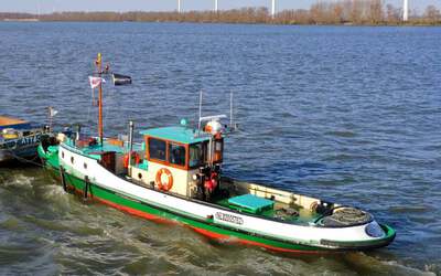 Koerier met de vrachtduwbak Delft aan de Moedijk.
