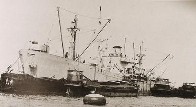 Engelina kort na de tweede wereldoorlog langszij bij een Liberty schip in de Maashaven Rotterdam.