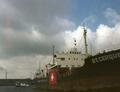 En Avant XIV met zeeschip St. Cerque in de Merwehaven in Rotterdam.