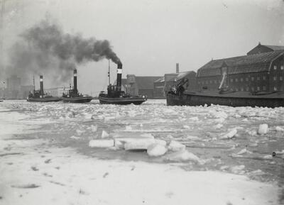 Thorbecke & Berlage ijs aan het breken op de zaan.