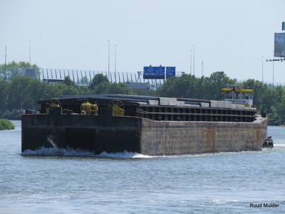 De Otter met de duwboot Bertus Jr. Zeeburg Amsterdam.
