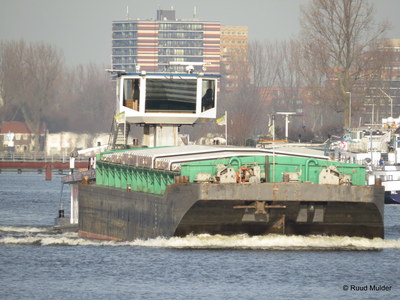 Bram met de duwboot Friso Amsterdamsebrug.