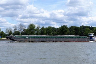 De Fritrans 5 met de duwboot Alina op het Amsterdam-Rijnkanaal bij Nieuwegein.