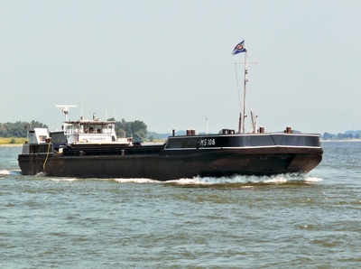 De MS 106 op de Rijn bij Xanten (D),