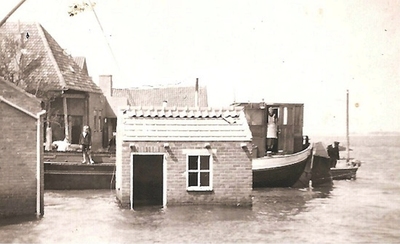 De Adma met bouwsteen in Ouderkerk na de watersnoodramp in 1953.