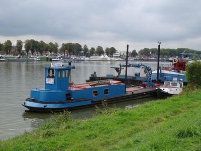 Njord 4 in de haven van Maasbracht.