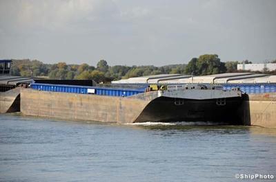 De Krammer & Ambulant 3 & Merwede met de duwboot Libra Zaltbommel.