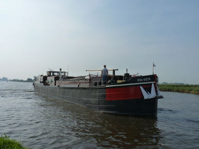 De Pia-Vota op het Prinses Margrietkanaal in de buurt van Sneek.