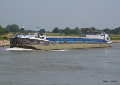 Danimex 3 opvarend op de IJssel bij Bronckhorst.