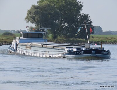 Naomi afvarend op de IJssel bij Bronckhorst.