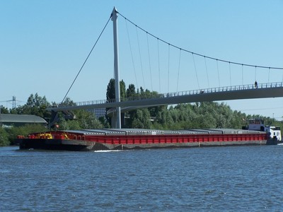 Maasland met de duwboot Mira Amsterdamsebrug.