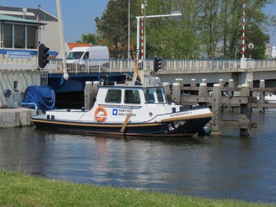 Havendienst 3 gemeerd bij de Van Kinsbergenbrug in Den Helder.