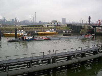 De Nadine met de duwsleepboot Libertas IJmuiden.