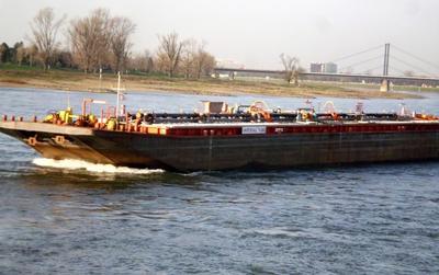 Imperial 265 met de duwboot Herkules XI in Düsseldorf.