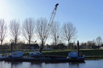 De HA 9 met de duwboot Maas-Waal bij Engelen bezig met groot onderhoud aan de Zuid-Willemsvaart.