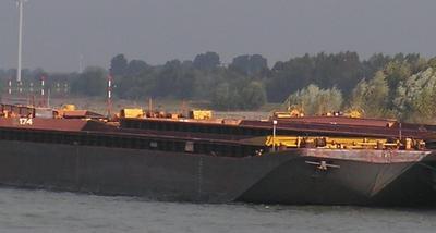 De Imperial 174 met de duwboot Herkules VI Xanten.