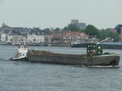 Buffel met de duwboot Willeke in Dordrecht.