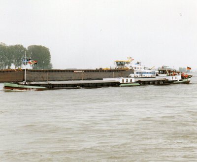 Krupp Schub 69 met de duwboot Herkules III in Xanten. 