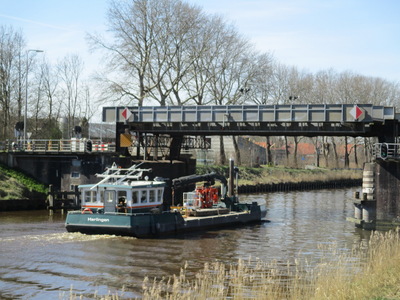 De Reina II passeert de hefbrug over het Van Starkenborghkanaal bij Noord-Zuidhorn in westelijke richting.