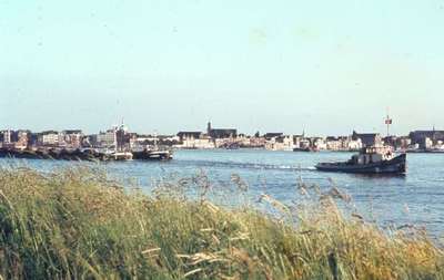 De Klöckner 3 & Damco 31 met de sleepboot Jodi vanaf de Beneden Merwede de Noord in.