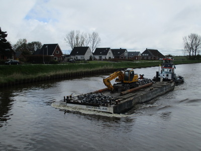 De JS 25 op het Van Starkenborghkanaal onder de hefbrug door bij Noord-Zuidhorn.