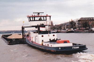 De Navis 343 met de duwboot Frank Zwijndrecht.