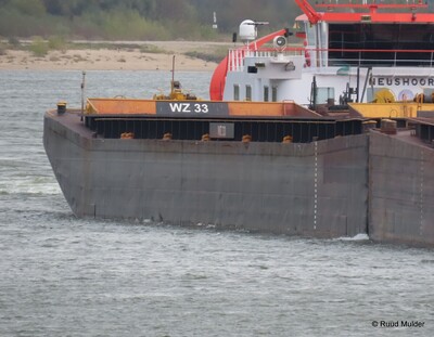 WZ 33 te daal op de Rijn bij Emmerik.